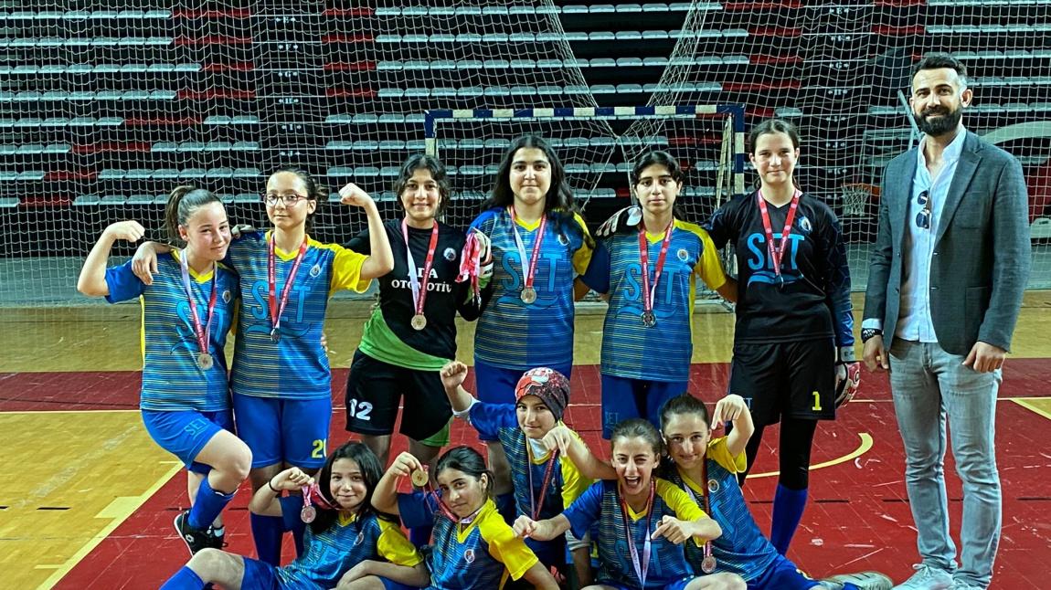 2022-2023 Okul Sporları Antalya 1.Kümede yarışan Kız Futsal Takımımız İl 2.si olup Türkiye Gruplarında Yarışacak.