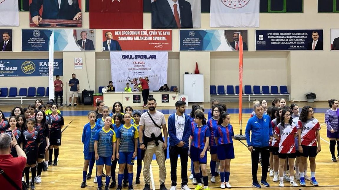 Yıldız Kız Futsal Takımımız Balıkesir Burhaniye de düzenlenen Türkiye Yarı Finallerinde grubunu Lider bitirerek Adını Türkiye’de son 16 takım arasına yazdırdı.