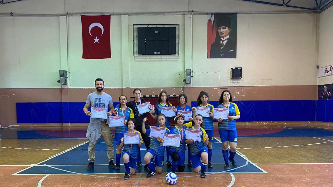 Aydında Düzenlenen Yıldız Kız Futsal Müsabakalarında Takımımız grupları geçerek adını Türkiye yarı Finallerine yazdırdı.